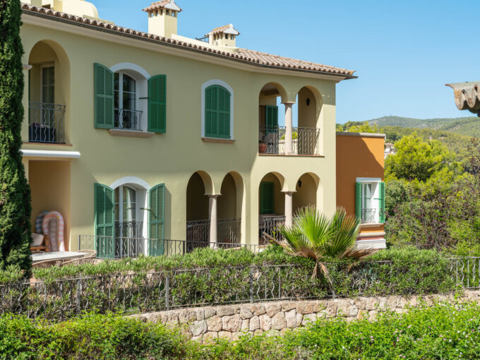 Gebäudefassade im mediterranen Stil mit grünen Fensterläden, Sa Vinya Bendinat