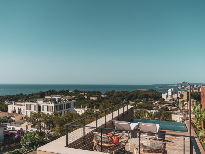 Stunning penthouse with sea views