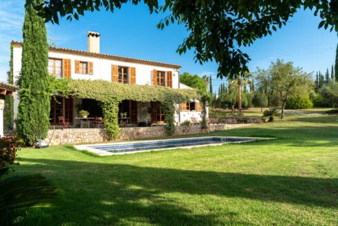 Countryside finca with pool and large garden