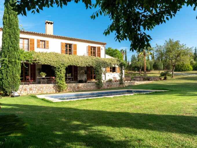 Countryside finca with pool and large garden