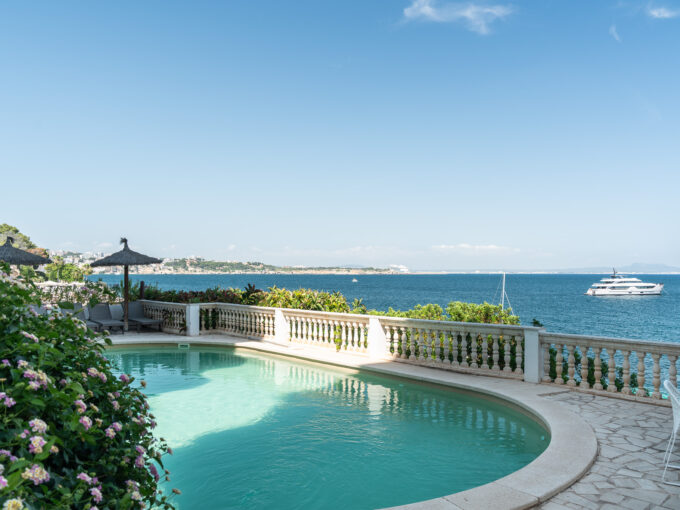 Foto eines Pools am Meer – Kosten für den Kauf einer Immobilie auf Mallorca